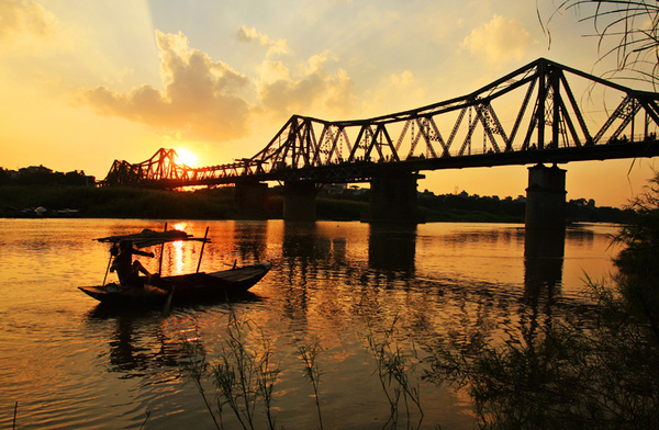 Cầu Long Biên dưới ánh hoàng hôn