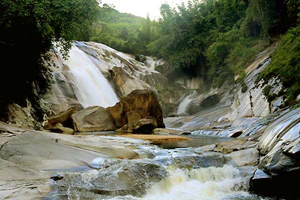 Thác nước 7 tầng hùng vĩ