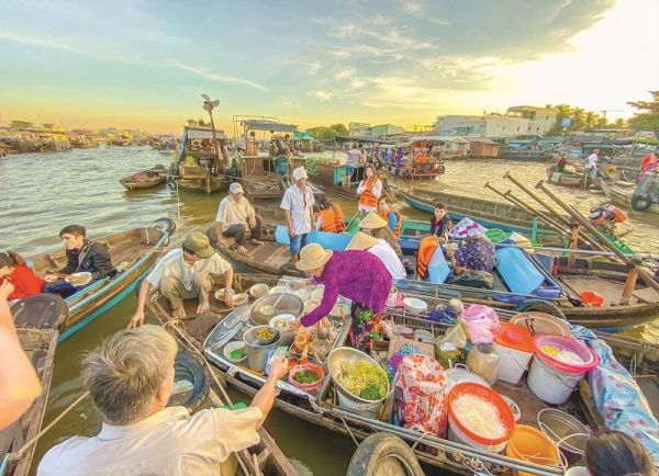 Khung cảnh bình yên vào một sáng sớm tinh mơ tại chợ nổi Cái Răng