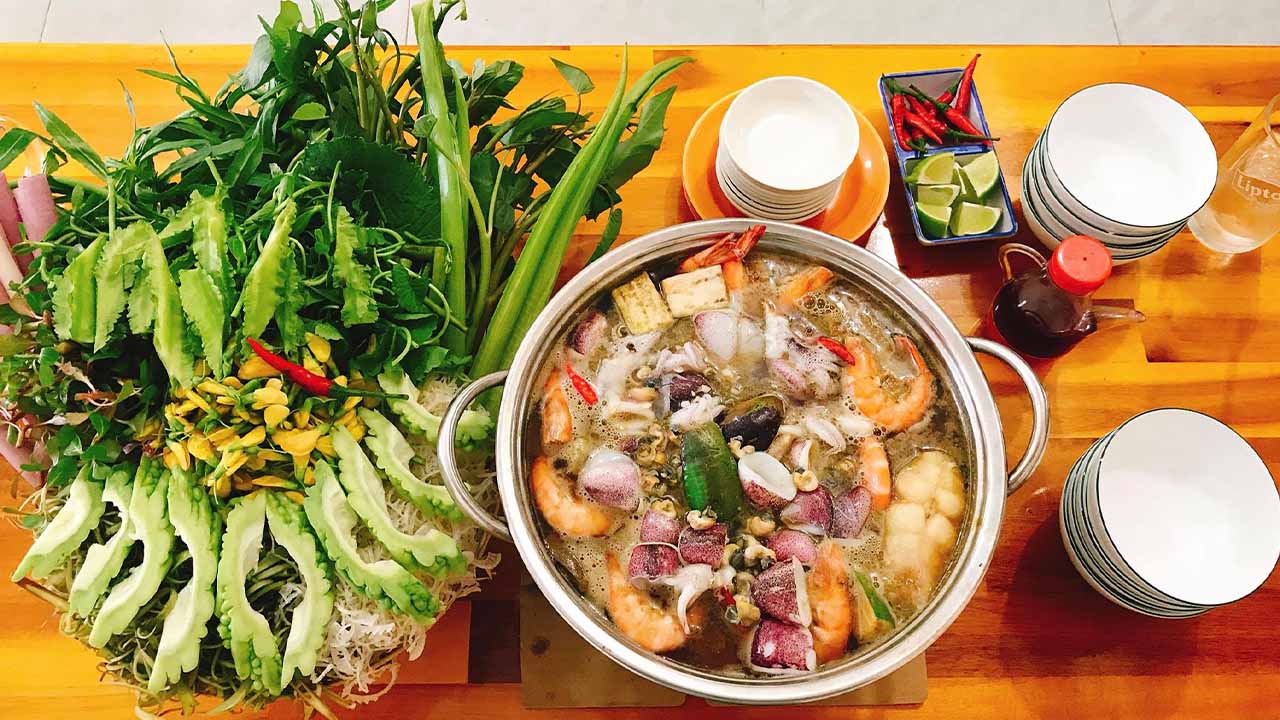 Thưởng thức món lẩu mắm Đồng Tháp Mười