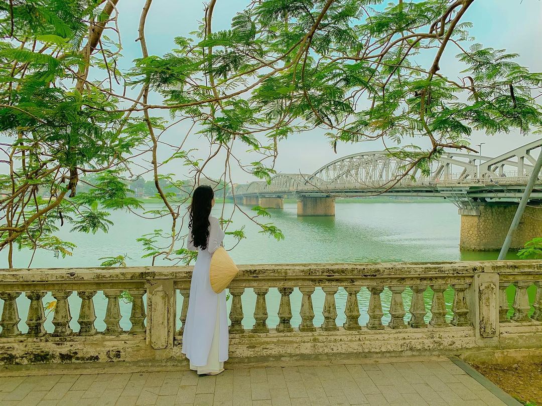 Cảm nhận vẻ đẹp bình yên của xứ Huế mộng mơ